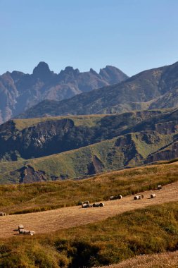 Dağların ve saman balyalarının güzel manzarası