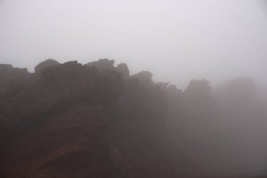 Sisli sabahta güzel dağ manzarası      