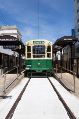 Kalabalık tren istasyonu, gündüz manzarası, Japonya