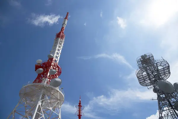 青空の背景にある電気通信アンテナ — ストック写真
