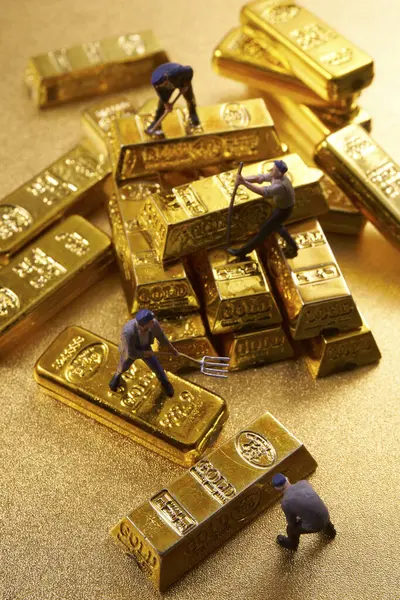 Miniature Figurines Businessmen Standing Gold Bars — Stock Photo, Image