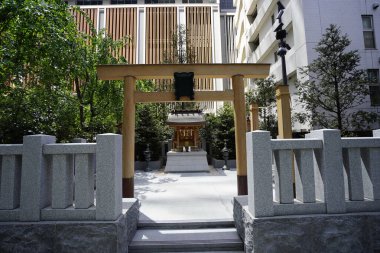 Tokyo şehir mimarisinde ahşap kapılı Japon bahçesi, Japonya 