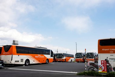 Otobüsler bulutlu gökyüzünün altında, gündüz görüşünde 