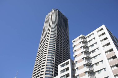 Güneşli bir günde modern şehir mimarisi. Mavi gökdelenlere karşı şehrin manzarası