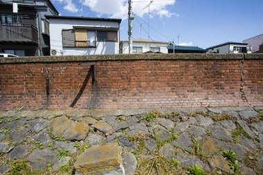 Japonya 'da Tama Nehri boyunca tuğla seti