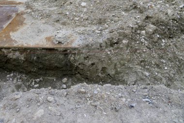 Yakından bakınca engebeli toprakları ve etrafa dağılmış küçük kayaları görüyoruz.