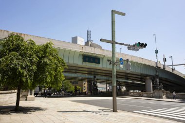 Meiji döneminden beri Japonya 'daki en tarihi köprülerden biri olan aslan heykeliyle Nihonbashi Köprüsü. Tokyo 'nun en popüler turistik merkezlerinden biri..