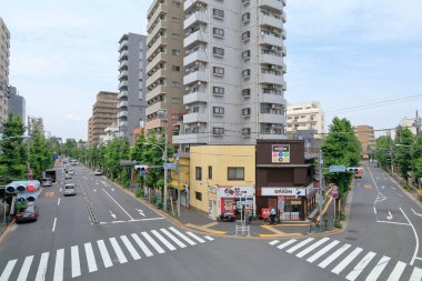 Eski Japon şehrinde gündüz trafiği