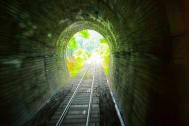 Kırsaldaki demiryolu tüneli.