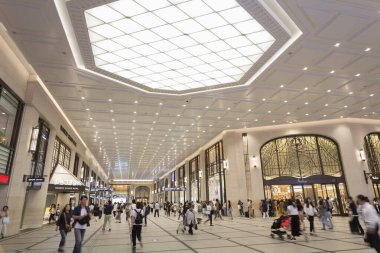 Modern alışveriş merkezlerinde yürüyen insanlar.