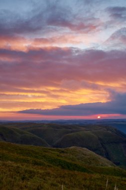 Gün batımının güzel manzarası dağların, doğanın, seyahatin      