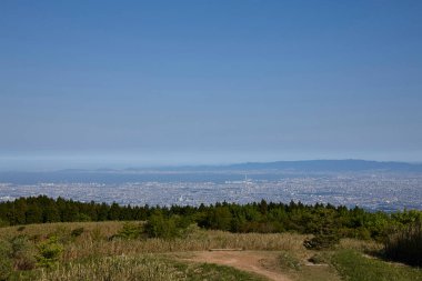Dağ ve vadi kasabada Panoraması