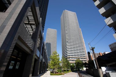 Güneşli bir günde modern şehir mimarisi. Mavi gökdelenlere karşı şehrin manzarası