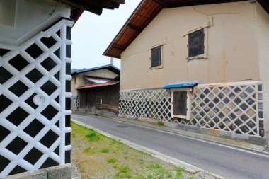 Sessiz kırsal cadde boyunca geleneksel mimari