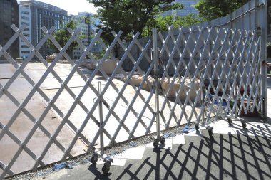 Metal bariyer inşaat sahasına erişimi engelliyor.