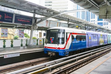 Tren modern şehir istasyonuna varıyor.