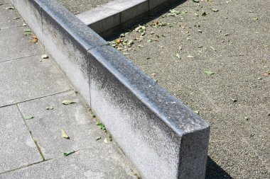 Parkta beton kaldırım, şehir merkezi.