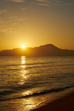 Deniz kıyısında güzel bir gün doğumu        