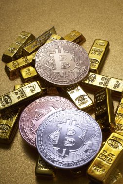 Bitcoin para ve altın külçeleri yığını