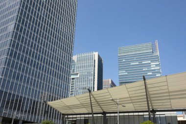 JINS Tokyo İstasyonu Granroof Cephesi (Marunouchi), Chiyoda Şehri, Tokyo, Japonya