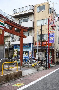 Tokyo, Japonya sokaklarında kimliği belirsiz insanlar var..