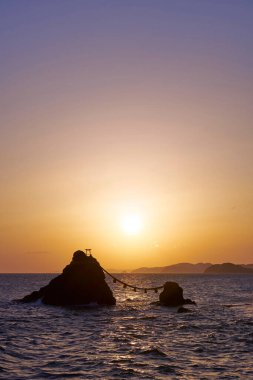 Futamiokitama Tapınağı, Meoto Iwa ya da Evli Çift Kayaları 'nın gün batımı görüntüsü, Shinto' da dini açıdan önemli görülen bir kaya oluşumu. Japonya 'da İwakura kayalarının bir alt türüdür.