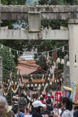 Tapınağa yaklaşırken Fırça Festivali Süslemeleri