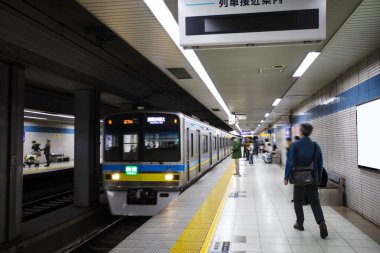 Japon şehrindeki metro istasyonu manzarası