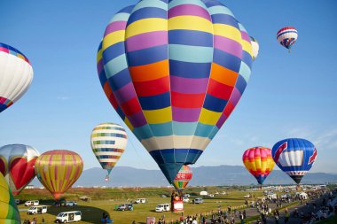 Sıcak hava balonları uçuyor, yeni yıl