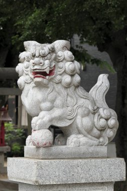 Japon parkına yerleştirilmiş güçlü ejderha, güneş ışığıyla yıkanmış..