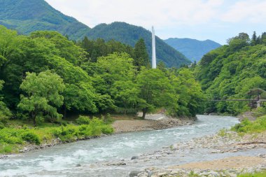 Japonya 'daki nehir dağlarda doğa arka planında.