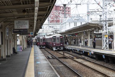 Kalabalık tren istasyonu, gündüz manzarası, Japonya