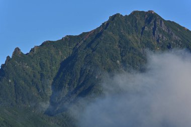 Bulutlu güzel dağ manzarası        