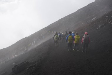 Tırmanışçılar Japonya 'daki Fuji Dağı zirvesinden geçtiler