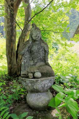 Japon tapınağındaki eski taş heykelciğin yakın plan görüntüsü