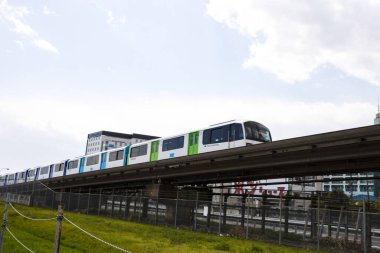 Gündüz vakti Japon şehrinden geçen modern şehir treni. 