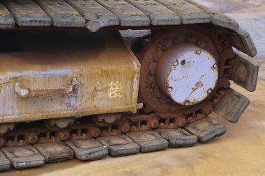 Paslı tank izi yıpranmış metal ve toprak ayrıntılarını gösteriyor