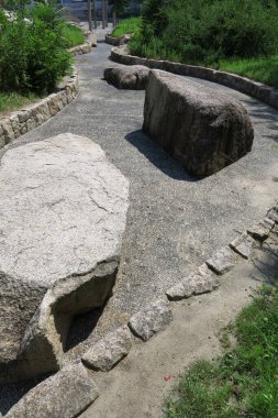 Yol parkta büyük taşlarla çizilmiş.