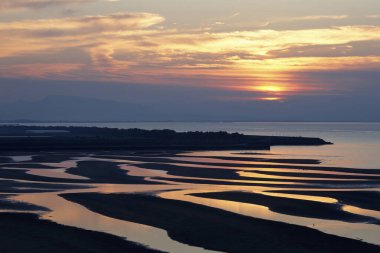 Denizin üzerinde güzel bir gün batımı