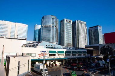 Güneşli bir günde Asya şehrinin modern şehir mimarisi