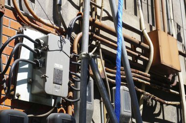 Binanın dışında kablolu elektrik kutusu var.