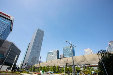 Güneşli bir günde şehrin modern binası