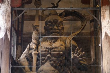 Japonya 'nın Nara kentindeki Todai-ji Tapınağı' nın Büyük Güney Kapısı 'nda (Nandaimon) bulunan Niyo heykelleri.