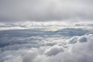 Gökyüzündeki bulutların güzel manzarası      