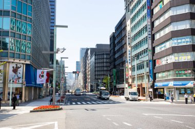 Tokyo sokaklarında yayaların hareketli hareketlerinin görüntüsü..