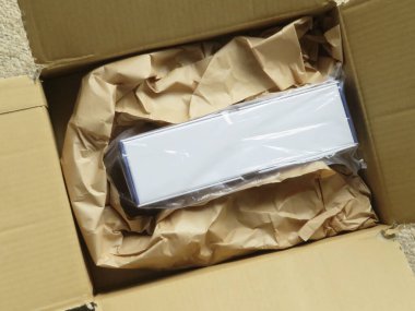 Karton kutuyu paketle aç