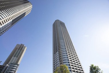 Güneşli bir günde modern şehir mimarisi. Mavi gökdelenlere karşı şehrin manzarası