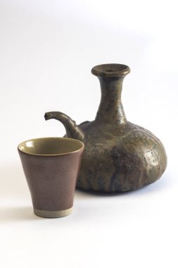 Beyaz arka planda fincan ile antika seramik çaydanlık