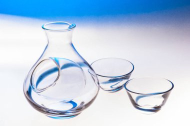 Cam saki takımı, sake sürahisi ve bardaklar.. 