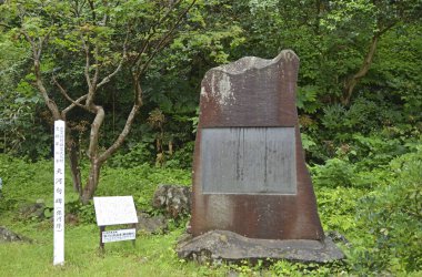 Parkta Çince sembolleri olan anıt taşının manzarası